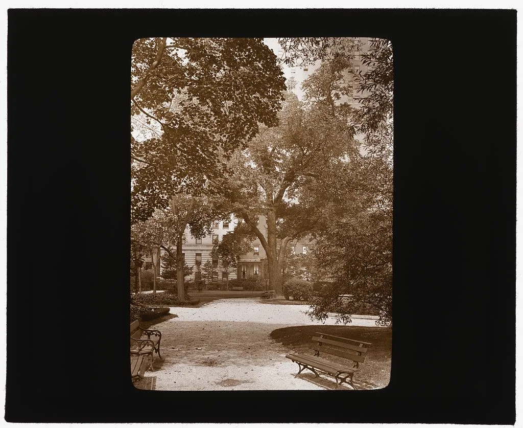 [Gramercy Park, between East 20th and East 21st Streets east of Park…, New York, Gramercy Park, 1922