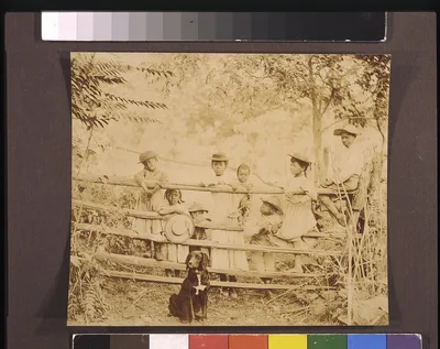 [Snicker's Gap. Watching the stage go by], Snicker'S Gap, Virginia, 1900