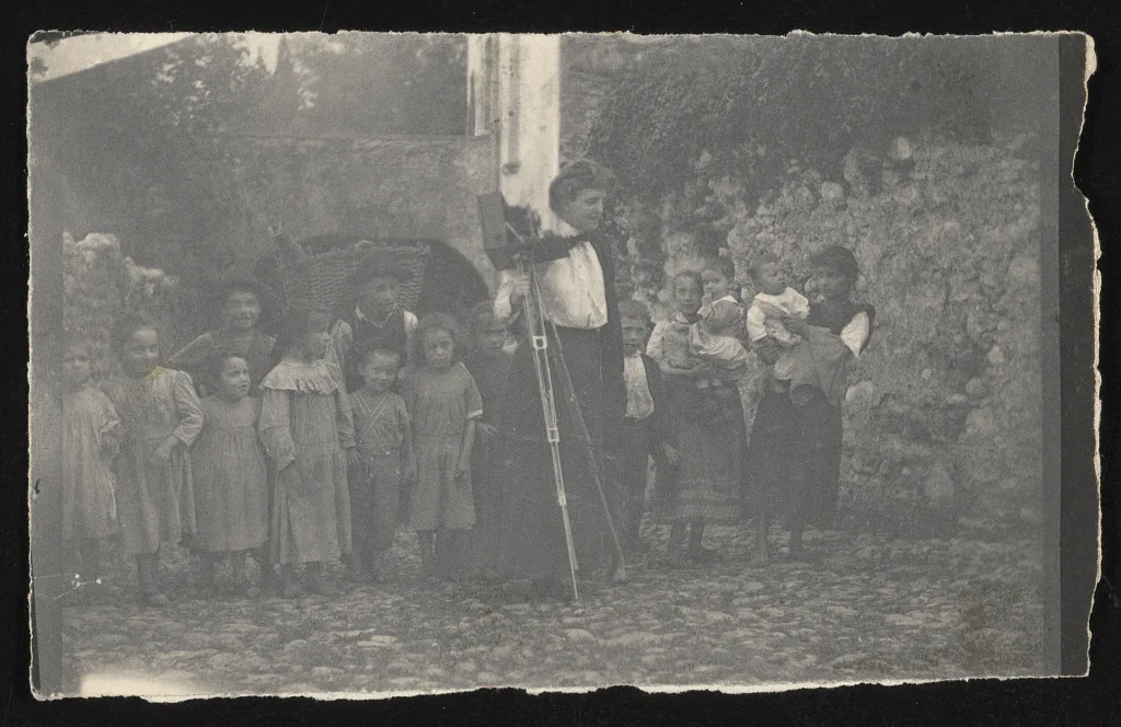 Miss Johnston & audience, Lake Como, Italy, Italy, Como, Lake, 1899